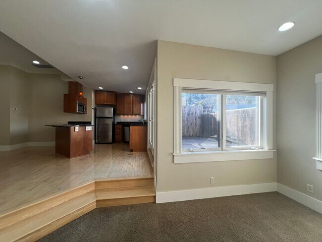 Foto del edificio - One Bedroom, One bath Apartment in Downtown Ashland | Available Now