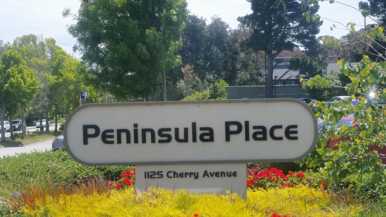 Foto principal - MOVE-IN READY! Peaceful 1-Bedroom Top Floo...