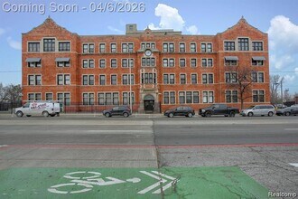 Building Photo - 6533 E Jefferson Ave