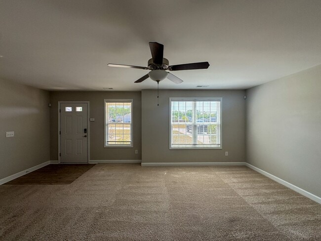 Building Photo - 3 Bed 2.5 Bath Home with Spacious Fenced Backyard