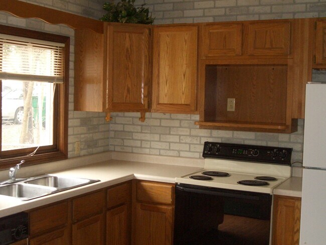 Building Photo - 611 N Rangeline Rd