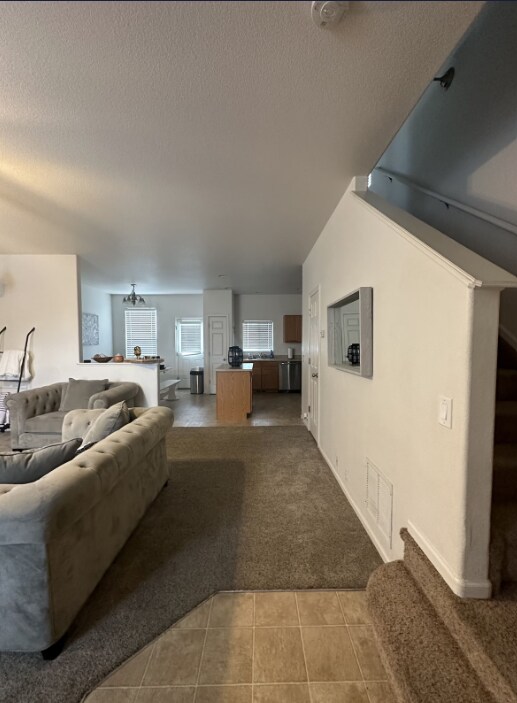 Sala de estar con vista a la cocina - 2761 Tumblewood Grv