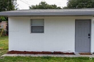 Building Photo - 5500 SW 32nd St
