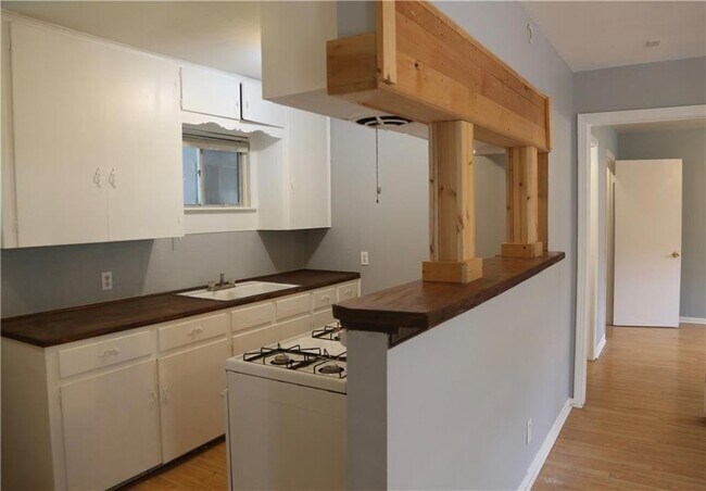 Foto del edificio - 3304 Tom Green St