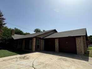 Building Photo - 2404 Shoemaker Dr