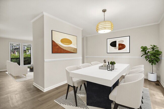 Foto del edificio - Renovated 3BR/2.5BA Townhome in Prime Cary...