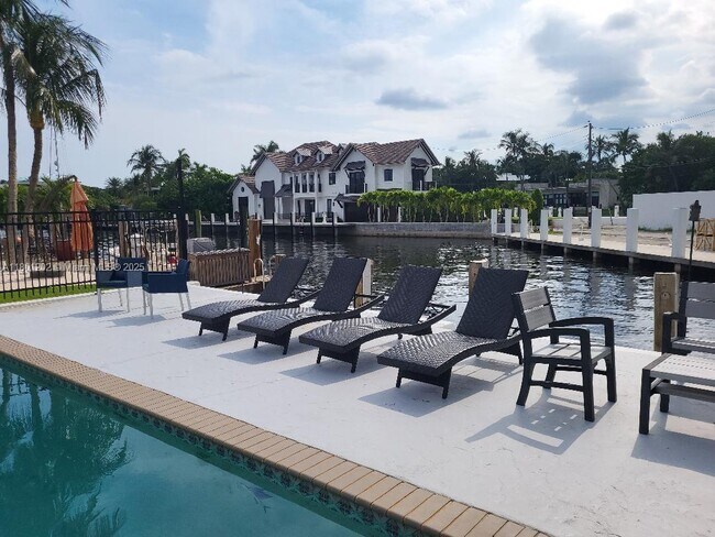 Building Photo - 325 Isle of Capri Dr
