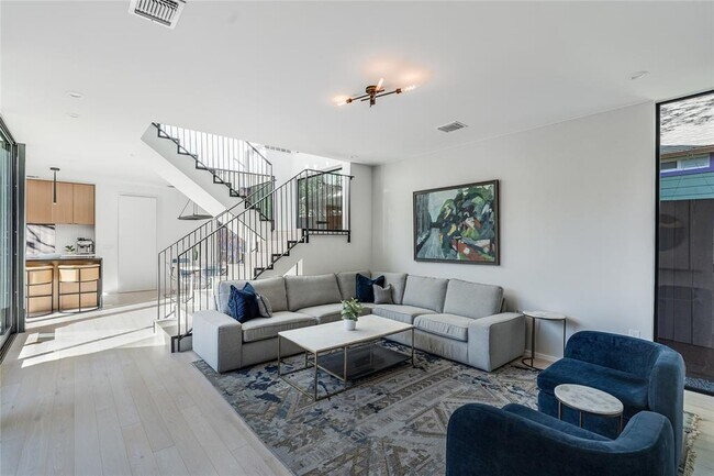 Foto del edificio - 811 W James St