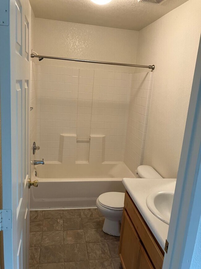 Foto del edificio - 4 Bedroom 2 Bath House for Rent