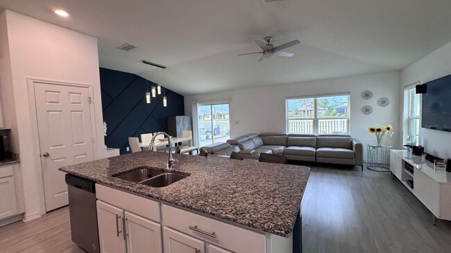 Building Photo - 5635 NW Pine Trail Cir