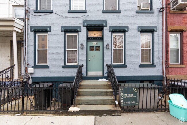 Entrance - 351 8th St