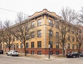 Building Photo - 1104 W Dickens Ave