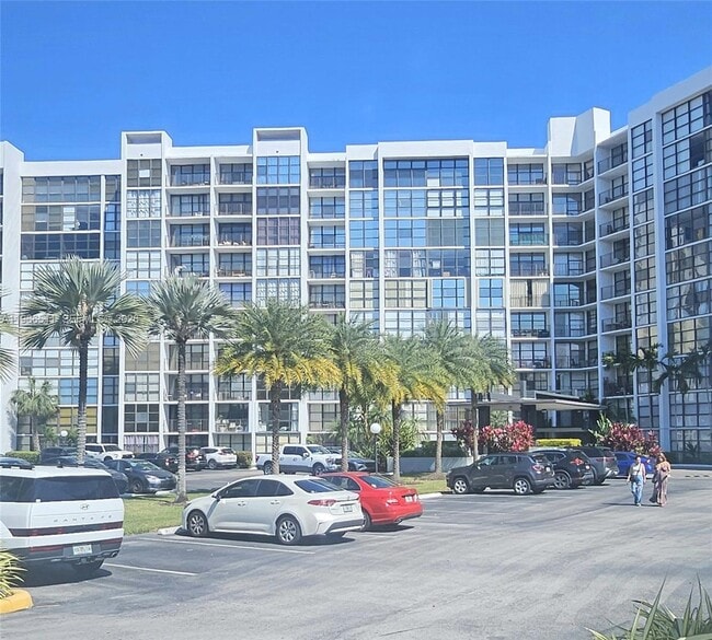 Building Photo - 1000 Parkview Dr