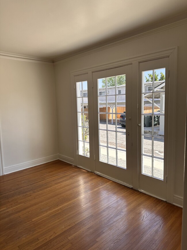 Building Photo - 102 N Oak Ave