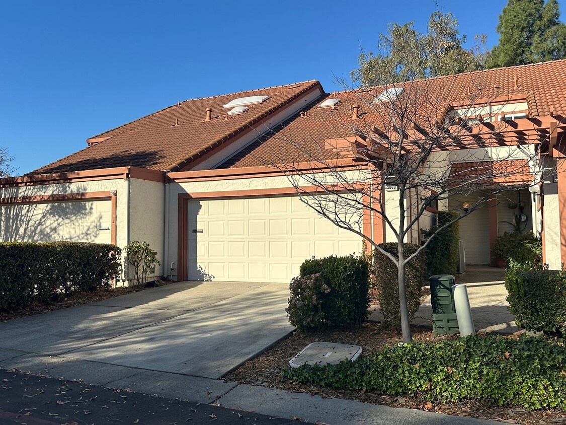 Primary Photo - Bright and Spacious 2 Bedroom 2.5 Townhous...