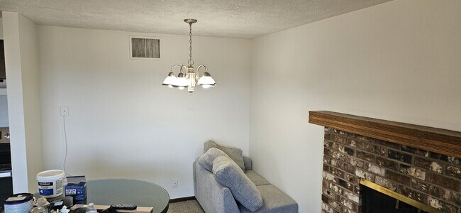 Foto del edificio - 2 Bed 1 Bath Daylight Basement property. P...