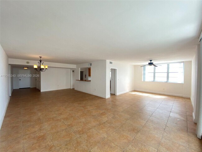 Foto del edificio - 5825 Collins Ave