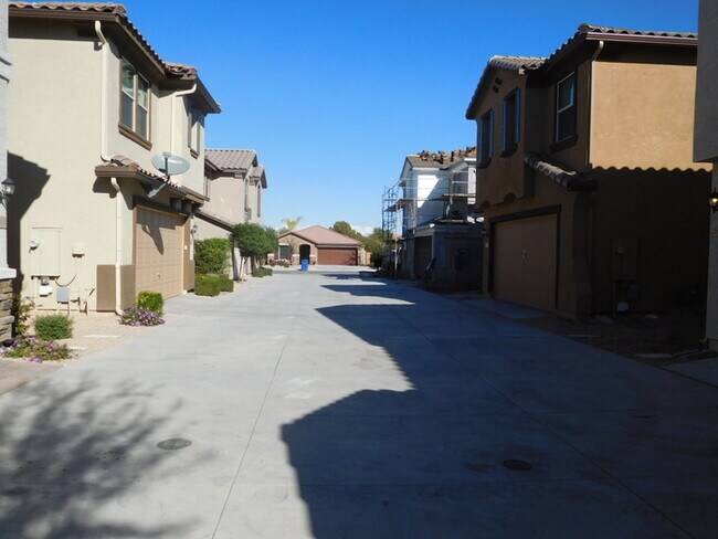 Foto del edificio - Naturally Well-Lit 4 bed/3 bath Single-Fam...