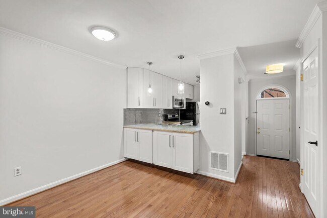 Building Photo - 1120 S Kenwood Ave