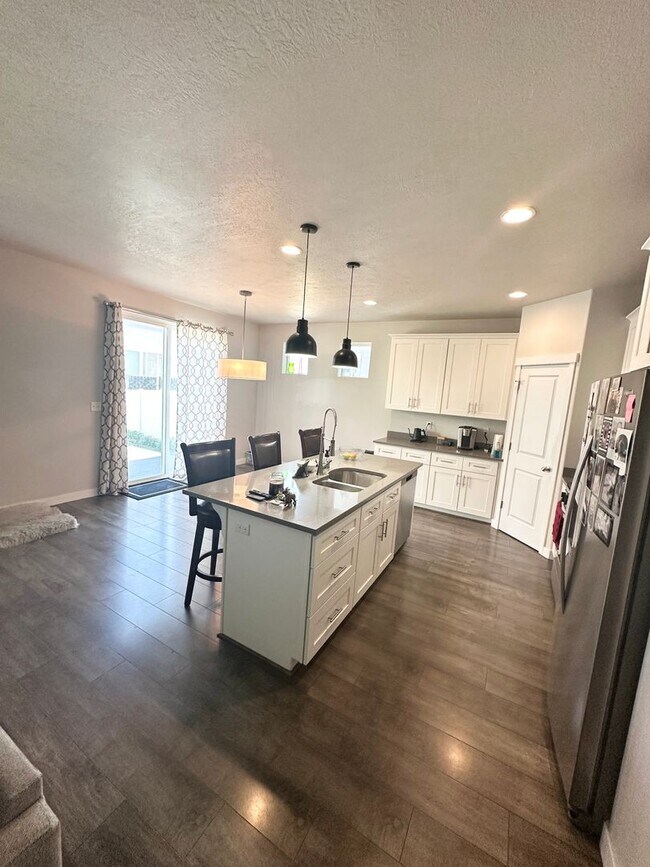 Foto del edificio - 4 bedroom/4 bathroom Home in Bluffdale