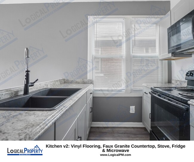Building Photo - 2 Bed/ 1 Bath Triplex w/ Stove, Fridge, Mi...