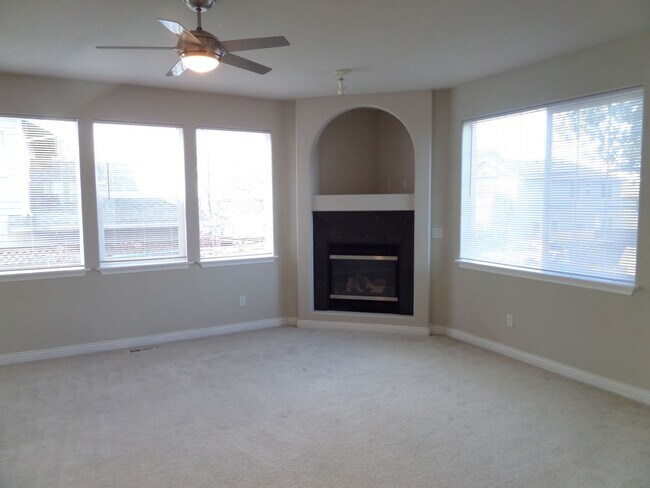 Building Photo - HUGE & GORGEOUS 5-Bedroom Home in Great Ke...