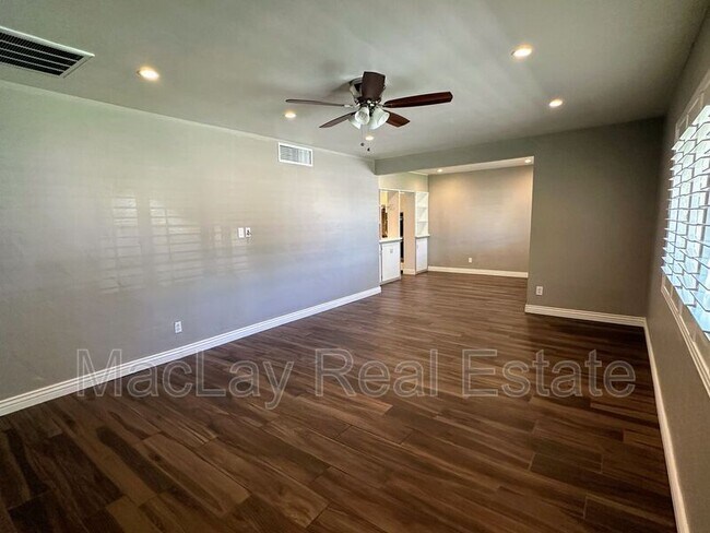 Building Photo - 915 E Orange Dr