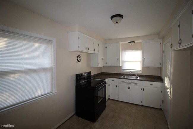 Foto del edificio - 3 br, 1.5 bath House - 13311 Rosemary Blvd