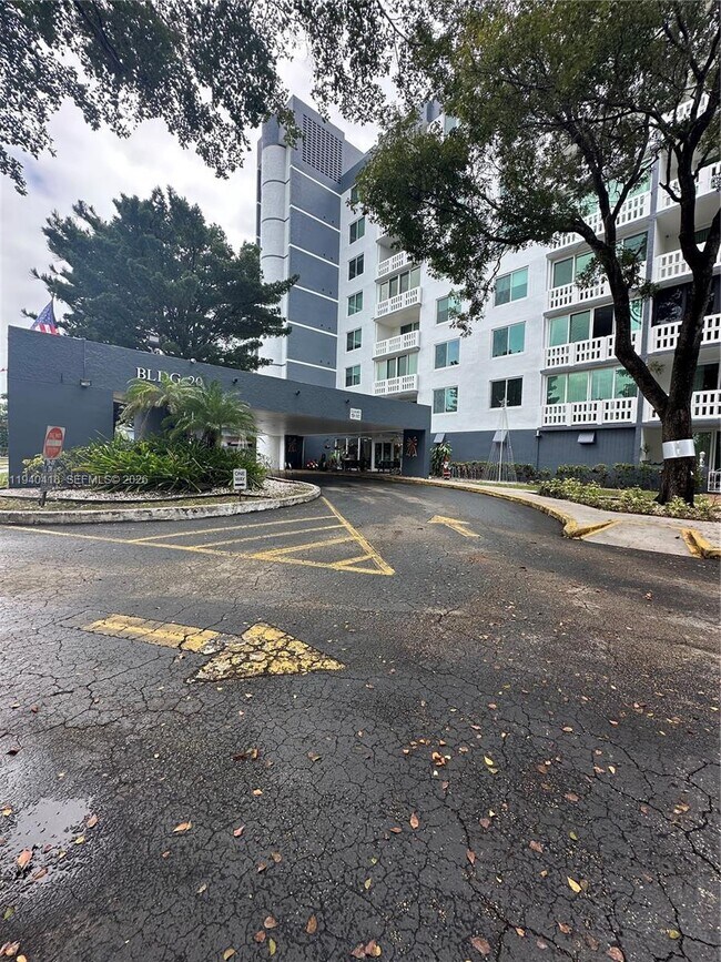 Foto del edificio - 919 Hillcrest Dr