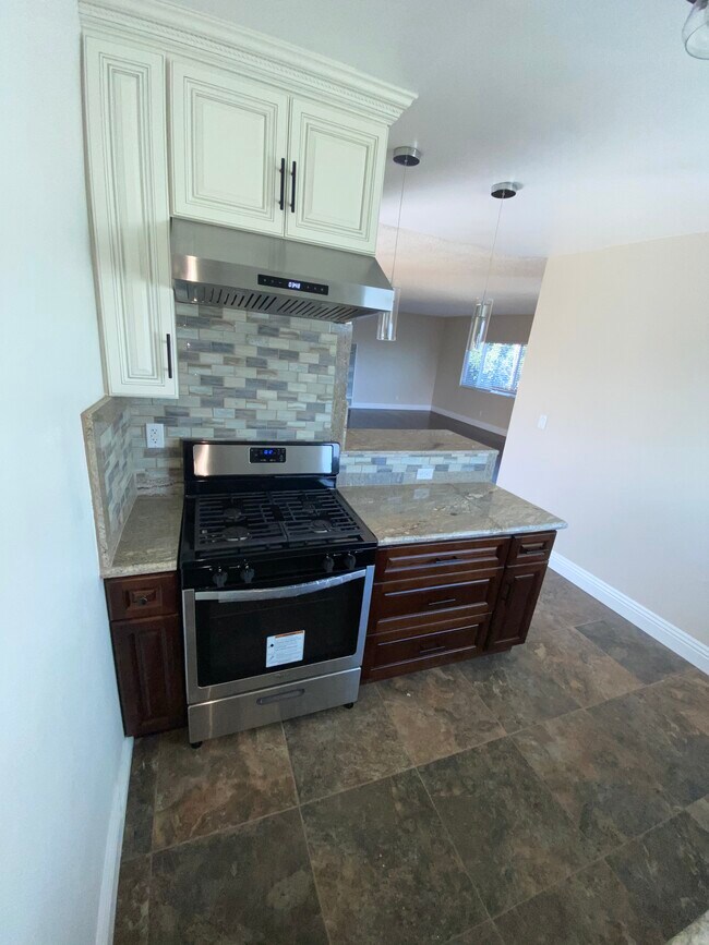 Kitchen - 4767 Don Zarembo Dr