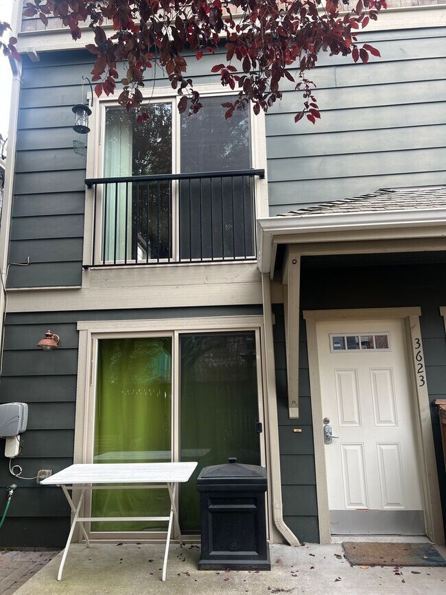 Foto del edificio - Available 1/0! Cozy townhouse in the Mt Baker neighborhood.