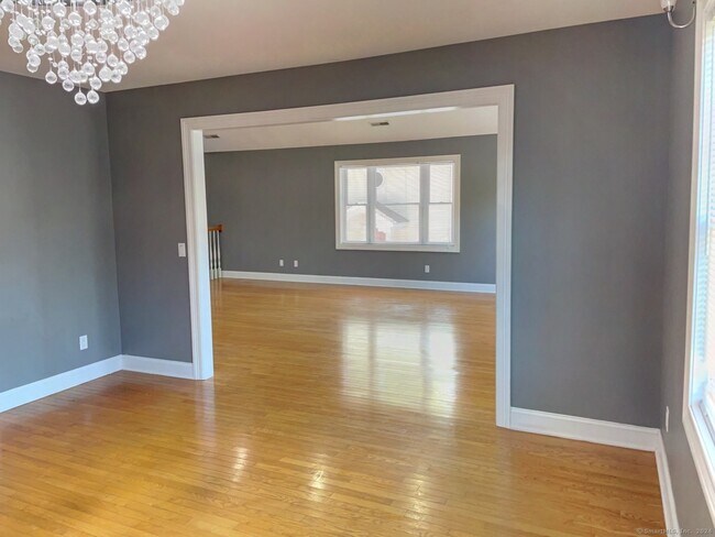 Foto del edificio - 679 High Ridge Rd