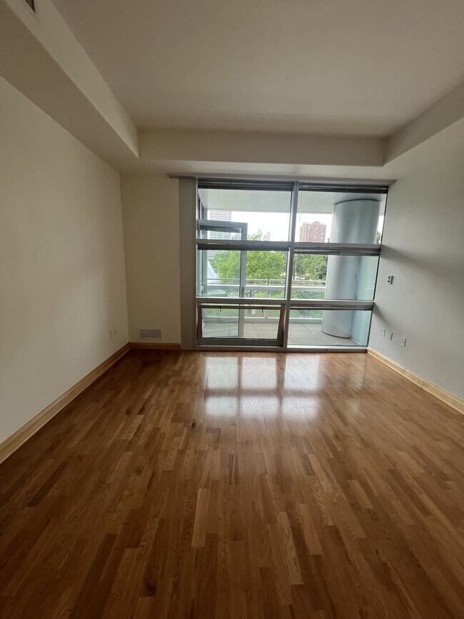 Foto del edificio - 545 E Wells St