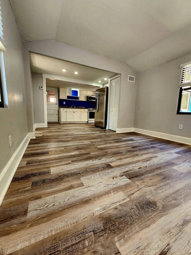 Foto del edificio - Major Renovations in 2023! Charming 2 Beds...