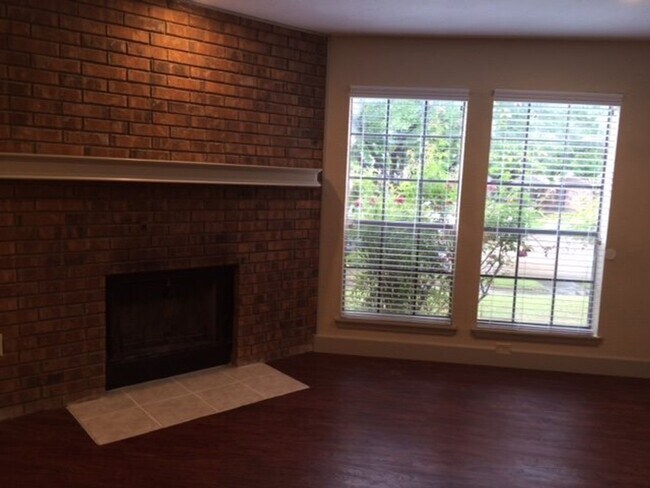 Foto del edificio - Frisco - 3/2 half duplex, 2-story, 2-car g...