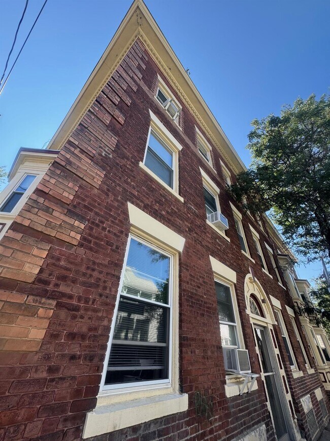 Building Photo - 2 Cypress St