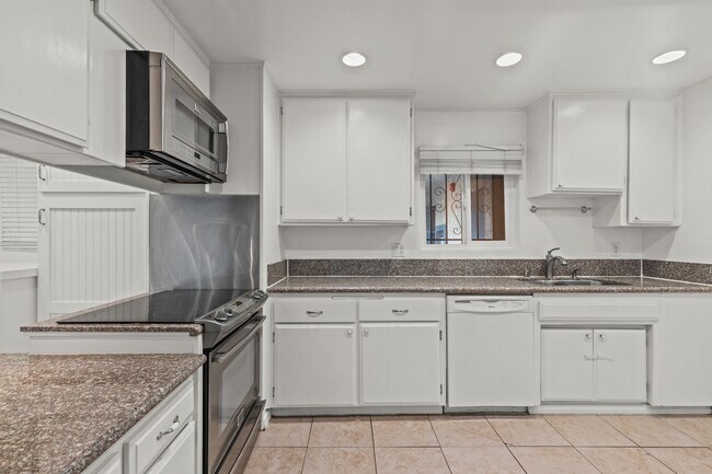 Building Photo - 2354 Fletcher Dr