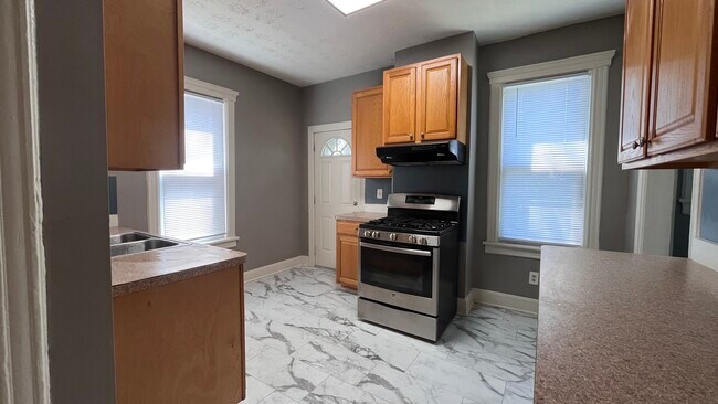 Cocina con estufa de acero inoxidable - 2366 E 85th St
