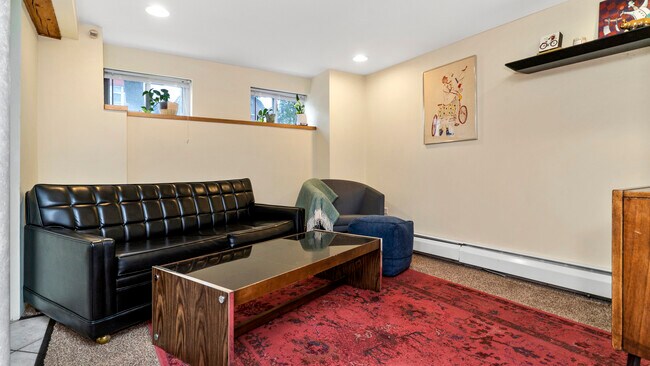 Foto del edificio - 1352 N Oakley Blvd