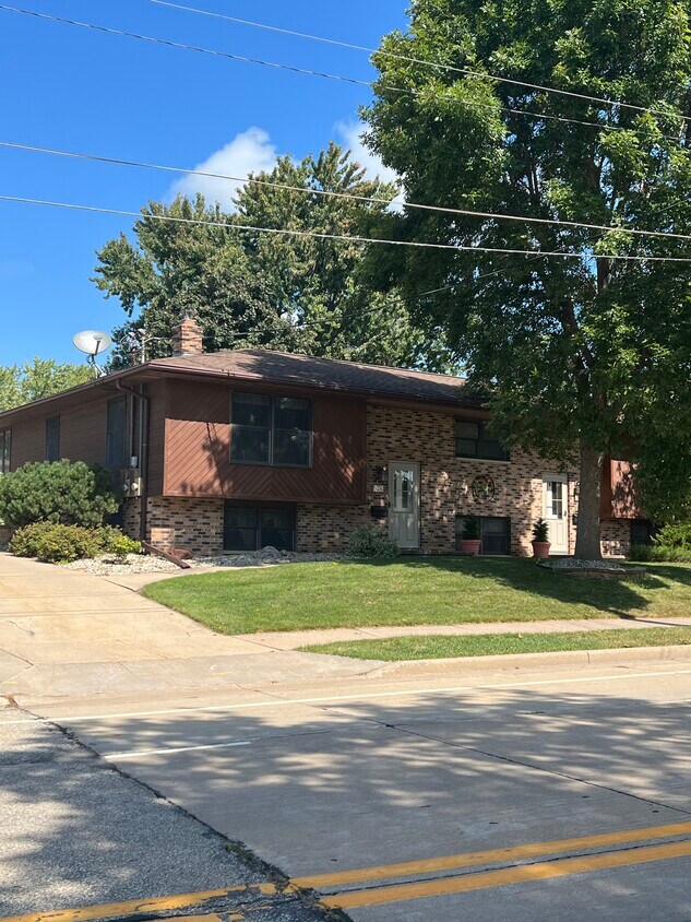 814 W Main St, Little Chute, WI 54140 Apartments in Little Chute, WI