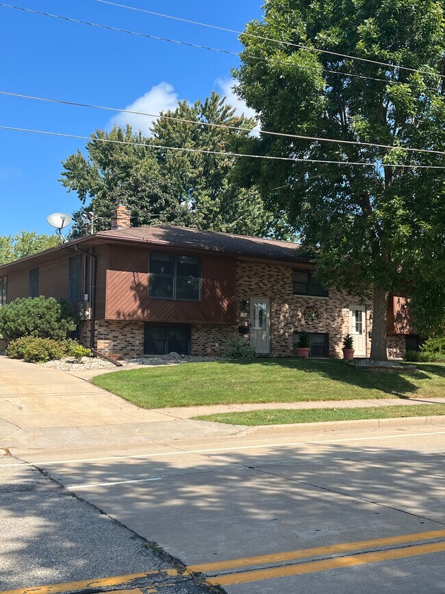 Frente del dúplex - 814 W Main St