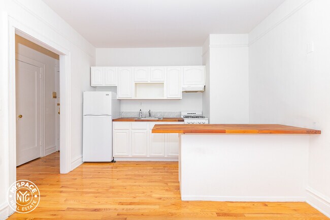 Building Photo - 61-17 68th Ave