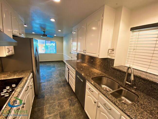 Foto del edificio - $4295 - Remodeled 3-Bedrooms, 2-Bath, Home...