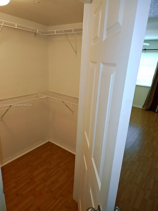 Foto del edificio - 2586 Centergate Dr