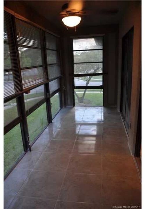 Foto del edificio - 9767 W McNab Rd