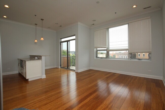 Building Photo - 1609 W Warren Blvd