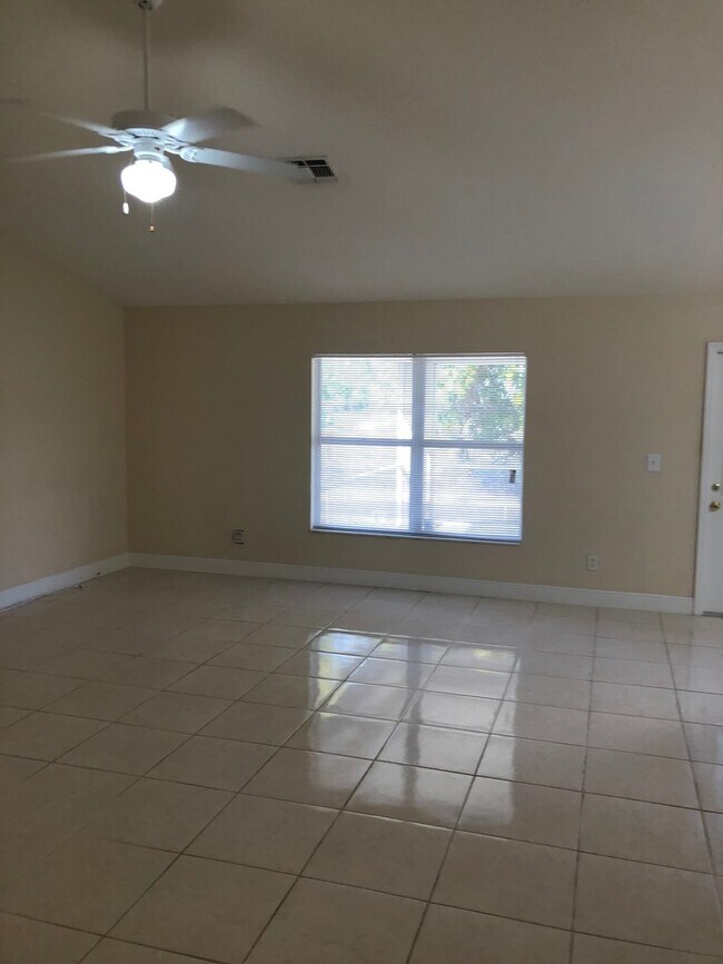 Foto del edificio - 1513 SW 13th Terrace