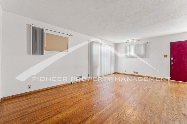 Foto del edificio - Single Family Home with 1 Car Garage and Central Air!
