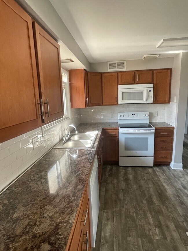 Foto del edificio - 4 bedroom 1 bath house