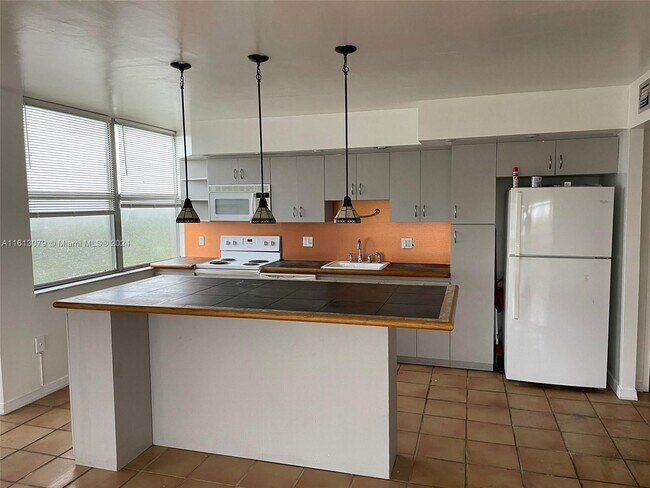 Foto del edificio - 1300 NE Miami Gardens Dr